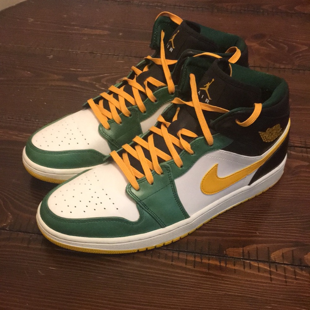 Authentic Jordan’s size 12. Green, white and Gold